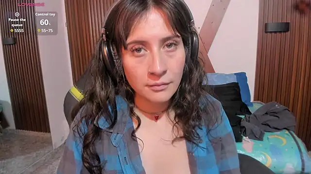 Nina_daft - niples clamps while spank hard my boobs