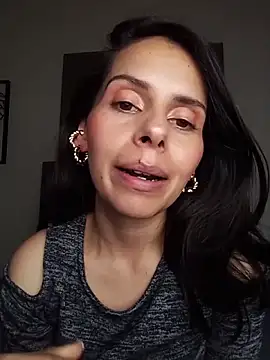 Bianca_Sweetie - Show pussy, rubbing my clit for you