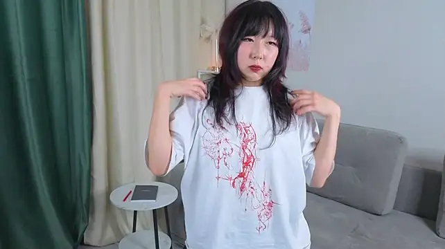 EarlineYust - lift my t-shirt higher