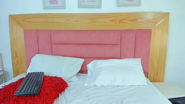 Kassandra-Miller - Spank my ass x 10 turn them red 🍑🔥