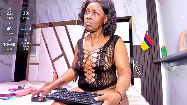 Lola_hornei - Spank my big ass !! 🍑🥵