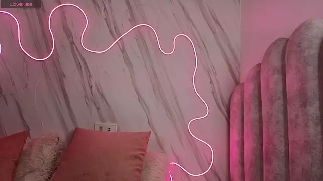 Zaraquiinn - NAKED AND SHOW PUSSY IN DOGGY