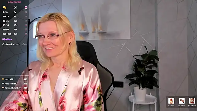 Julie_Lucas - oil on breasts