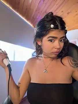 Peachy_pink18 - zoom pussy and fingers in the park