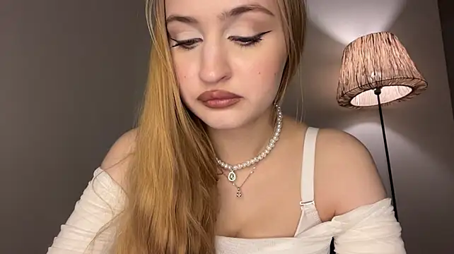 SexyLuxymur - Take off my shorts