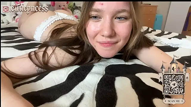 Cutiepnc - flying bra and tease my nipples !!