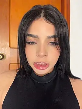 ArieliciousXXX - FINGERING PUSSY IN FRONT OF MY FRIENDS😈