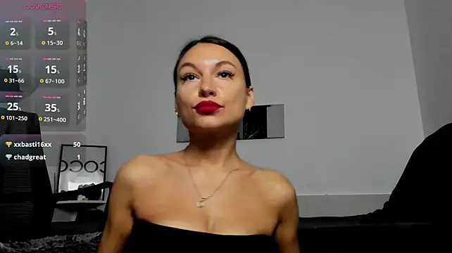 KellySmitS - tease u w my boobs