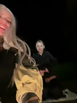 Jasminesummer - Twerk outside both girls