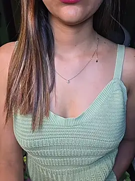 Amelia4U - Play with boobies