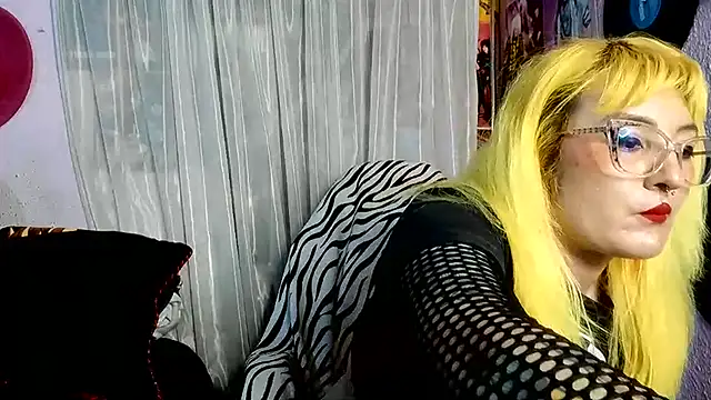 Avril_Maria - show boobs and spank