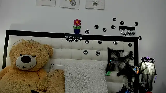 Celeste_71 - squeez my nipples and slap <3