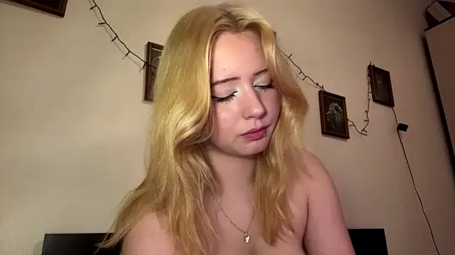 ElanorGahan - Tease you with my straps ;)
