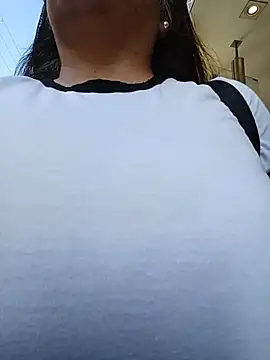 __valentina18 - Removing a bra in public