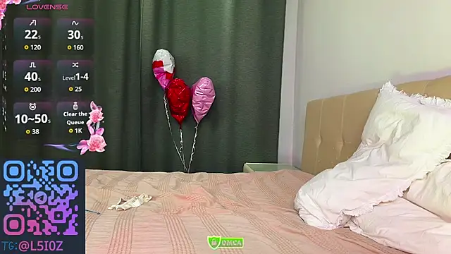 Lizacams - Playing with the clitoris