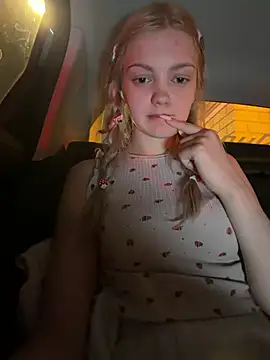Elsawhere - Elsa lift top up for underboobs view!!🤯