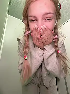 Elsawhere - Elsa lift top up for underboobs view!!🤯