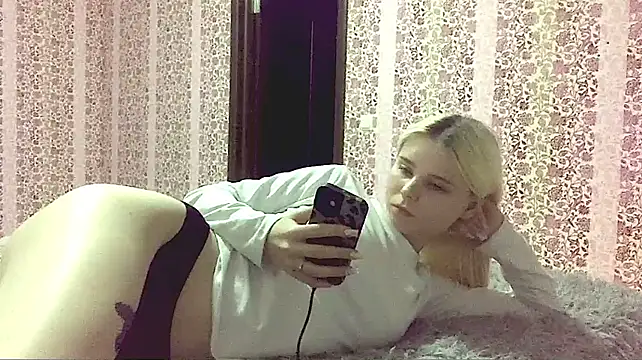 EdwinaDespres - Play with my nipples?