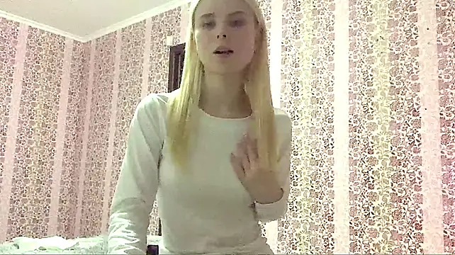 EdwinaDespres - Play with my nipples?