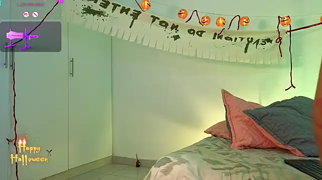 Lucie_petite - doggy style+ass wink