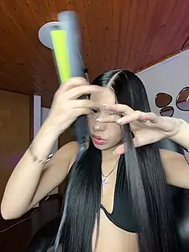 Karina_pink19 - Show ass in garden 😍