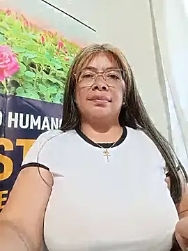 __valentina18 - Removing a bra in public