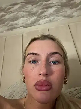 Blondetart69 - SPREAD LEGS NAKED FOR 5 mins