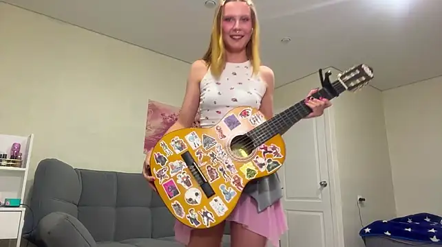 NelliGilbert - Play with my T‑shirt