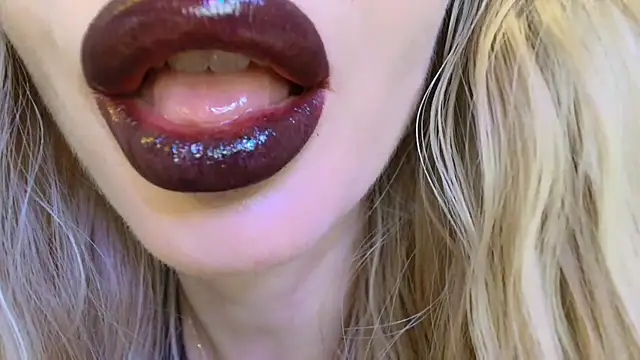 Velvet_kissx - How about some wetness?Booom 💦 😈 👄 🎇