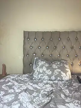 NiqiiRavenous - ride dildo