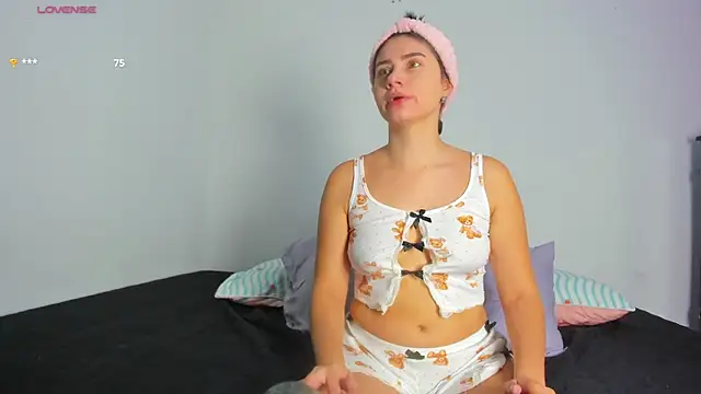 Hannah_Baileyy - ice cube on my breasts
