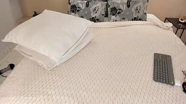 SolAvelar - suck my fingers+ wet my nipples💗