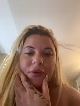 Blonde_baddie - Shake that ass