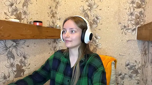 EmyMiu - show cute tongle