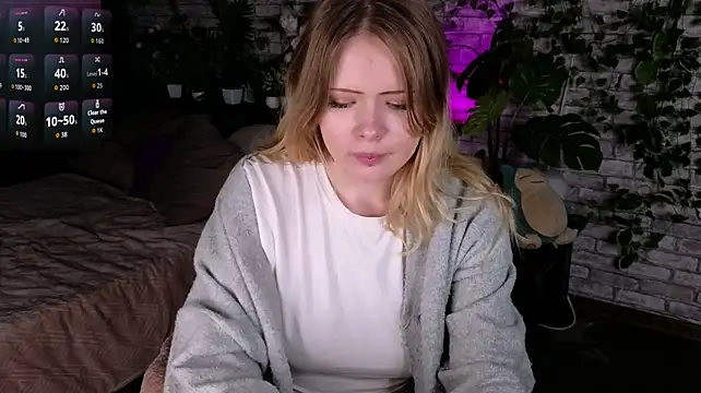 Ivy_Pierce - massage my boobies under tshirt