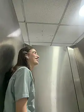Sweet_Milaa1 - FULL NAKED IN THE BATHROOM//SHHH
