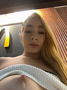 Isabella-gaviria - FUCK ME DOGGY STYLE UNDER THE TABLE😈🥵