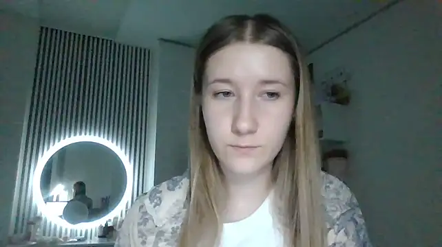 MerrileeReisser - 💖Eye contact the camera💖