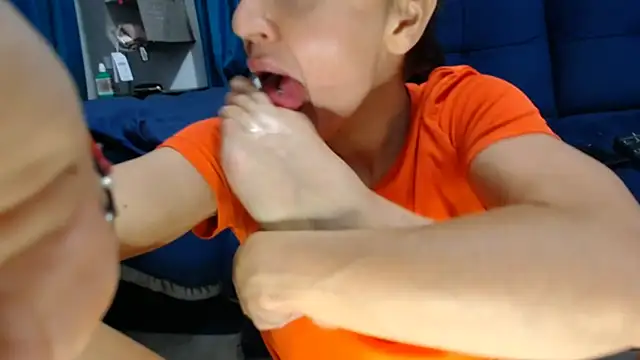 Squirt_show - squirt on feet & lick