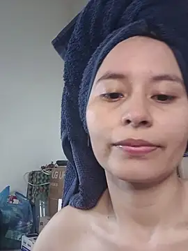Alessanndra - Play with your pussy on all fours