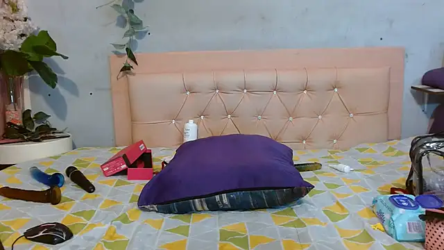 Kylie_Jennerr - doble penetracions with dildo 25cm