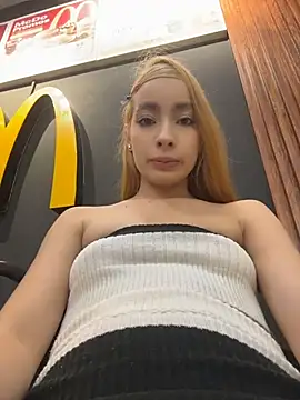 Isabella-gaviria - FUCK ME DOGGY STYLE UNDER THE TABLE😈🥵