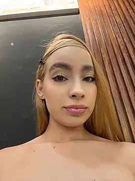 Isabella-gaviria - FUCK ME DOGGY STYLE UNDER THE TABLE😈🥵