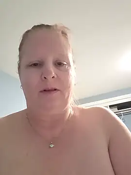 CanadianQueen1973 - Show full boobs