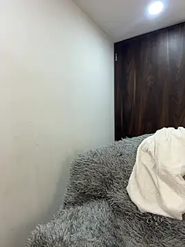MiaJones21 - 🤔 MAKE ME WET! 🤔