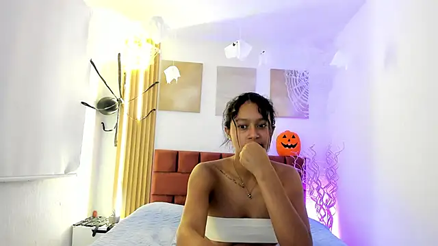 CataleiaLatin - NAKED AND PLAY WITH FINGERS