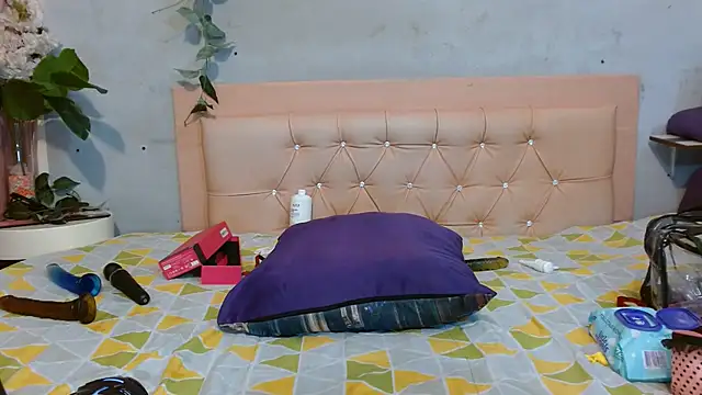 Kylie_Jennerr - doble penetracions with dildo 25cm