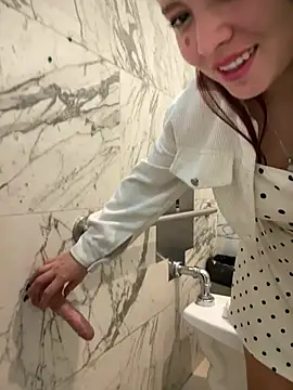 TuSarita - Show in the mall bathroom