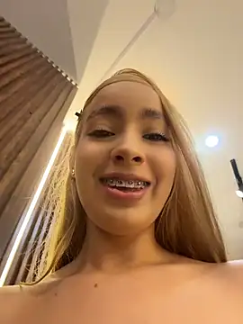 Isabella-gaviria - FUCK ME DOGGY STYLE UNDER THE TABLE😈🥵