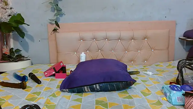 Kylie_Jennerr - doble penetracions with dildo 25cm